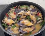 A picture of step 6 of Stir Fried Clam with Sweet Basil (Thai Basil).