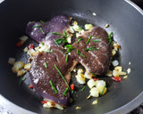 Foto del paso 1 de la receta: Hígado con cebolla y ajo 🤤