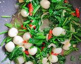Foto langkah ke 4 dari resep Tumis Horenso Telur Puyuh.