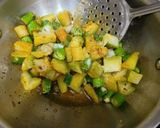 कमरख हरी मिर्च की खट्टी मीठी सब्जी(star fruit green chilli dry sabji recipe in Hindi) रेसिपी चरण 2 फोटो