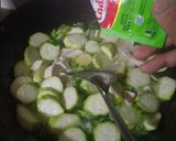 Foto langkah ke 3 dari resep Sup oyong tahu jamur.
