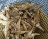 Foto langkah ke 2 dari resep 4. Ikan asin bulu ayam pete cabe ijo.