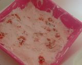 Foto langkah ke 3 dari resep Es krim strawberry yogurt simpel.