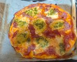 Foto del paso 5 de la receta: Pizza casera de mozzarella di búfala jamón y pesto