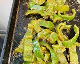 Une image de l'étape 4 de Poivrons grillés marinés au pesto de céleri.