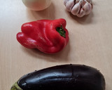 Foto del paso 1 de la receta: Escalivada: ensalada invernal mediterránea 🥗 de berenjena, pimiento morrón, cebolla y ajo