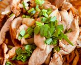 Hình bước làm 6 của món Bánh Gạo Ức Gà Xào Kim Chi & Bắp Cải Nhăn