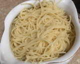 Foto del paso 1 de la receta: Tortilla de spaghettis a la carbonara con salchichas