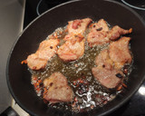 Foto del paso 3 de la receta: Chuletas de aguja en salsa