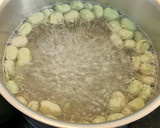 Foto del paso 4 de la receta: Calamares salteados con Habas, Ajetes y Guisantes