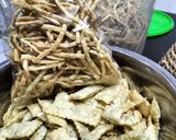 Foto langkah ke 8 dari resep Kripik Bawang Seledri / Stik Bawang/Cimi-cimi Bawang Tanpa Telur.