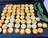 Une image de l'étape 4 de Courgettes jaunes marinées grillées à la plancha.