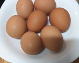 Foto del paso 1 de la receta: Huevos rellenos de atún, con mahonesa casera