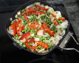 Foto del paso 4 de la receta: Cazuela de huevo, patatas, guisantes y verduras