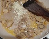 Foto langkah ke 3 dari resep Creamy Mushroom Sauce (Untuk Steak).
