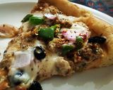 A picture of step 7 of Malai boti pizza with white sauce.