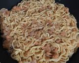 Foto langkah ke 5 dari resep Omelet Mie Sosis Topping Keju.