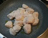 Foto del passaggio 2 della ricetta Bocconcini di pollo cremosi con funghi e piselli