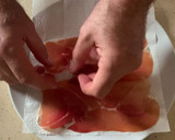 Foto del paso 2 de la receta: Alubias, ensalada, marisco en lata y jamón