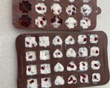 A picture of step 2 of Frozen Yogurt Pomegranate bite.