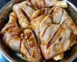 Hình bước làm 3 của món Gà quay da giòn, ăn kèm cơm chiên tỏi và canh nấm