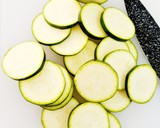 Foto del paso 1 de la receta: Chips de calabacín súper crujiente con salsa de yogur