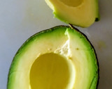 Foto del paso 2 de la receta: Huevos rellenos de gambas y aguacate