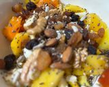 Foto del paso 2 de la receta: Desayuno saludable (durazno, Damasco, banana, semillas, pasas y frutos secos) y yogurt