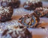 Foto del paso 2 de la receta: Bombones de dátil con coco y avellanas