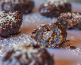 Foto del paso 2 de la receta: Bombones de dátil con coco y avellanas