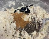 Foto del paso 1 de la receta Coca con masa de tinta de calamar y gulas del norte al ajillo