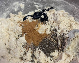 Foto del paso 1 de la receta: Coca con masa de tinta de calamar y gulas del norte al ajillo
