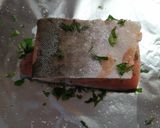 Foto del paso 3 de la receta: Salmón en papillote a las hierbas frescas