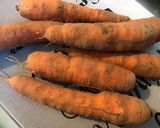 Une image de l'étape 1 de Carottes au lard, poivrons verts et raisins secs.