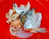 Foto langkah ke 2 dari resep Sop Kepala Ikan Salmon.