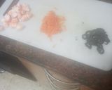 Foto del paso 1 de la receta: Mini bocados variados de queso crema: Langostinos, zanahoria y aceitunas; y Fuet