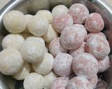 Foto langkah ke 5 dari resep Bola bola susu merah putih.