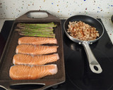 Foto del paso 2 de la receta: Salmón a la plancha con trigueros y guarnición de alubia blanca