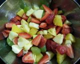 Hình bước làm 2 của món Macedonia (salad trái cây)