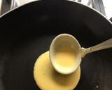 Foto del passaggio 4 della ricetta Cestini di crespella ripieni di porri salmone e robiola al profumo di timo