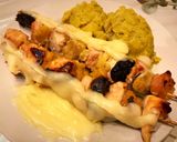 Foto del paso 4 de la receta: Brochette de pollo a la mariland con banana, ananá y ciruelas secas con salsa de almíbar dulce!