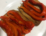 Foto del paso 4 de la receta: Tostas de caballa con pimientos asados