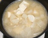 A picture of step 7 of Miso soup with tofu, daikon, onion.
