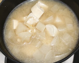 A picture of step 7 of Miso soup with tofu, daikon, onion.