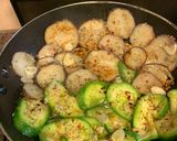 Foto del paso 2 de la receta: Berenjenas y zapallitos salteados con ajo para acompañar carnes, hacer sándwich o comerlas solitas