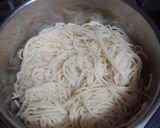 Foto del paso 3 de la receta: Pasta con salsa de salchicha y huevo duro picado