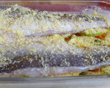 Foto del paso 3 de la receta: Merluza al horno en cama de zanahoria, zapallitos y cebolla caramelizada