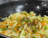 Foto langkah ke 3 dari resep Mie Goreng Sayuran.