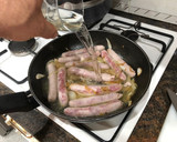 Foto del paso 4 de la receta: Salchichas encebolladas y vino blanco