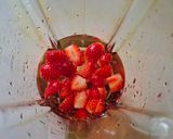 Foto langkah ke 2 dari resep Es 5Strawberry Yakult.